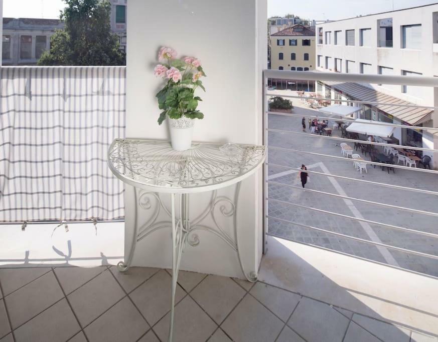 Modern Sunny In Residental Area Apartment Venedig